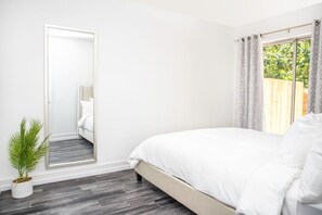 2 bedrooms, iron/ironing board, travel crib, WiFi - Location! Quality! Comfort! " The downtown Gem " (Naples)