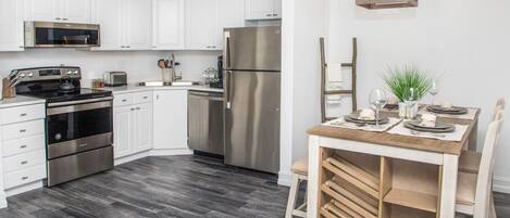 Refrigerador, microondas, horno y parrilla de estufa