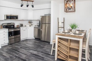 Fridge, microwave, oven, stovetop - Location! Quality! Comfort! " The downtown Gem " (Naples)