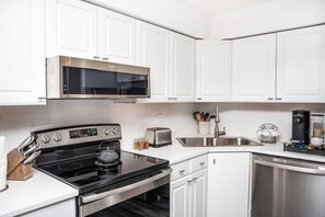 Fridge, microwave, oven, stovetop - Location! Quality! Comfort! " The downtown Gem " (Naples)