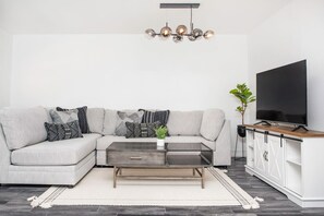 TV - Location! Quality! Comfort! " The downtown Gem " (Naples)