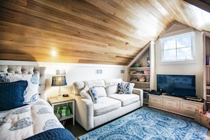 Smart TV, fireplace, stereo