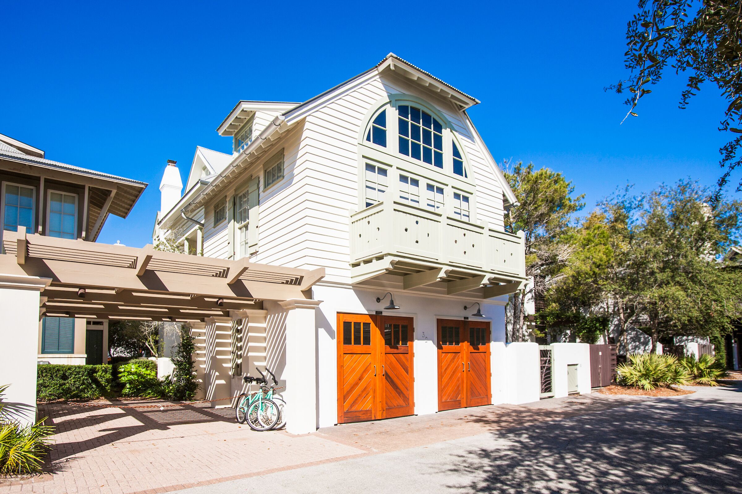 Benoit Carriage House— A petite, pristine pied-å-terre w/a perfect location