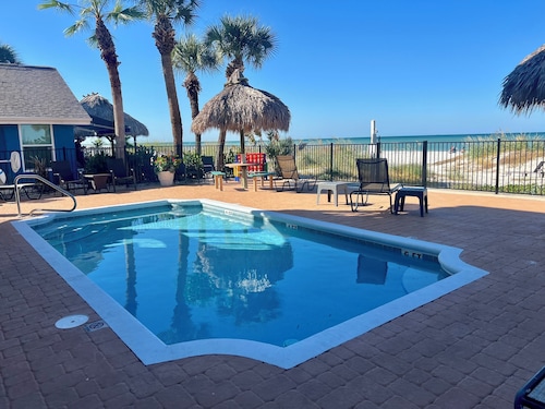 ON THE BEACH COZY CONDO, OCEAN VIEWS, STEPS FROM THE WATER, AT THE HEART OF IRB