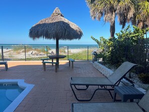Terrace/patio - ON THE BEACH COZY CONDO, OCEAN VIEWS, STEPS FROM THE WATER, AT THE HEART OF IRB (Indian Rocks Beach)