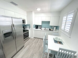 Een koelkast, een microgolfoven, een oven, een kookplaat