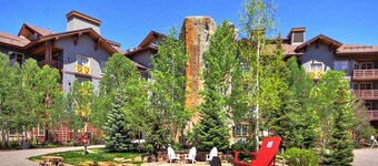 Modern Hotel Room in Center Village - TM225A by Redawning