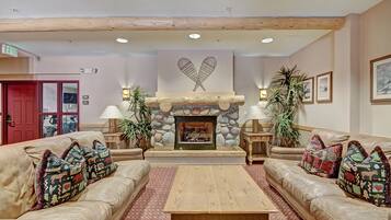 Phòng, 1 phòng ngủ | Khu phòng khách | TV màn hình phẳng 32-inch có truyền hình kỹ thuật số, Smart TV