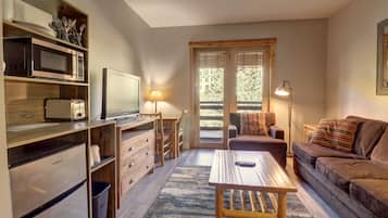 Room, 1 Bedroom | Private kitchen | Mini-fridge, microwave, dishwasher, cookware/dishes/utensils