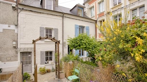 A courtyard with a wooden archway, potted plants, and a small bench. - Villa Bougainvillier - quays of Trouville-sur-Mer (Trouville-sur-Mer)