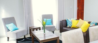 Warm & Tasteful Glint Cottage