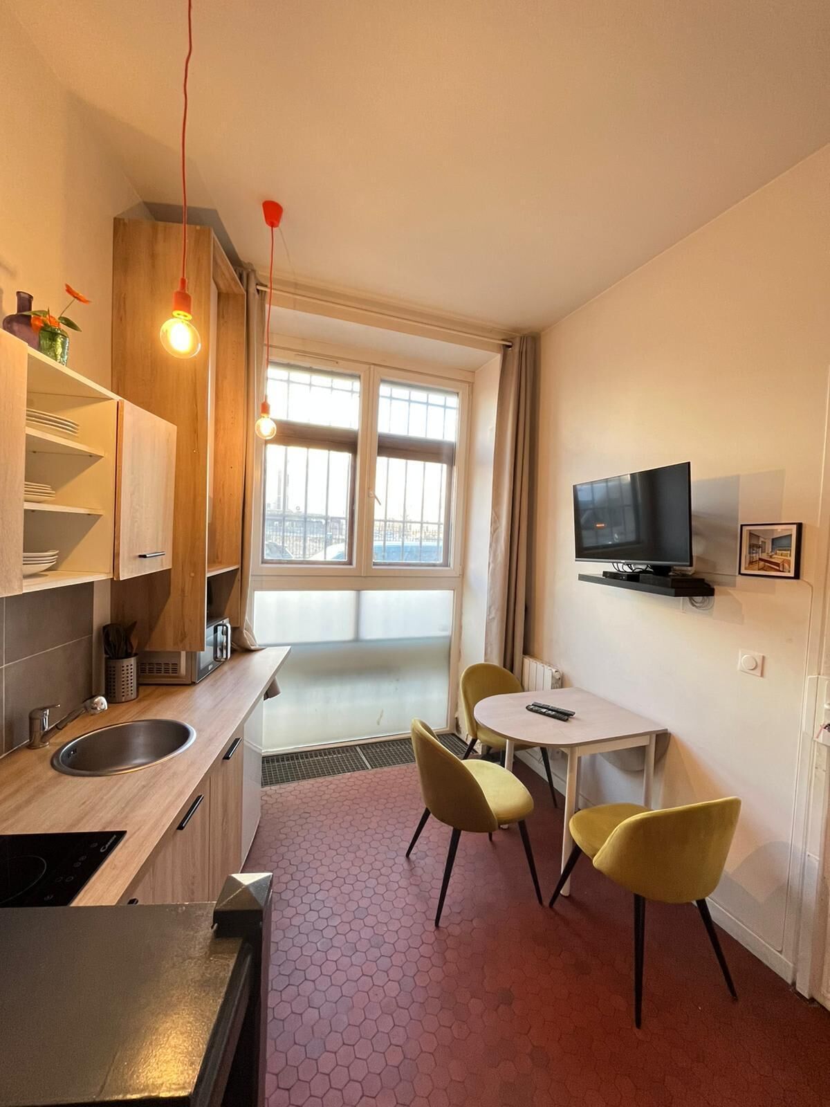 Fridge, microwave, stovetop, coffee/tea maker