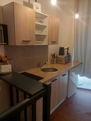 Frigorifero, microonde, piano cottura, macchina per tè/caffè