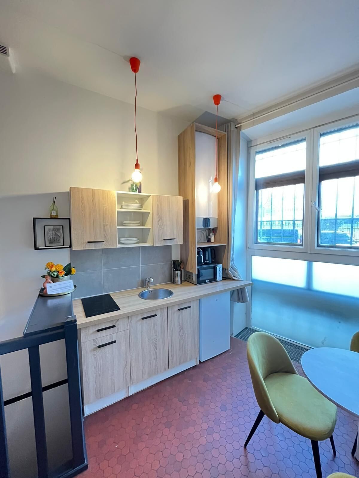 冷蔵庫、電子レンジ、コンロ、コーヒー / ティーメーカー