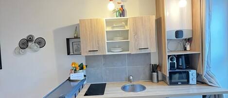 Refrigerador, microondas, parrilla de estufa y cafetera y tetera