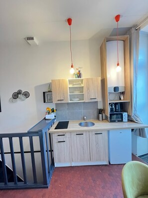 Refrigerador, microondas, parrilla de estufa y cafetera y tetera 