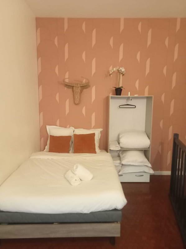 1 camera, ferro/asse da stiro, Wi-Fi, lenzuola