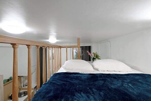 Een strijkplank/strijkijzer, wifi, beddengoed