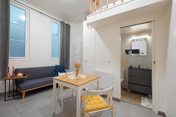 Una televisión, una oficina