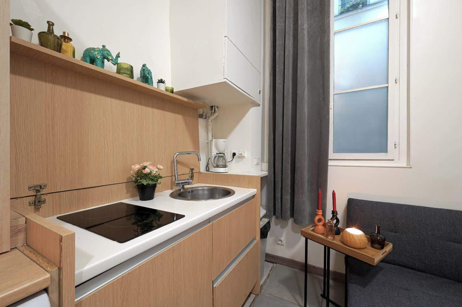 Réfrigérateur, micro-ondes, plaque de cuisson, cafetière/bouilloire