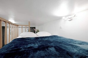 Tabla de planchar con plancha, wifi, ropa de cama