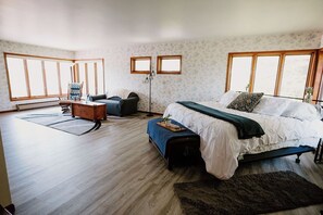 5 soverom, skrivebord, strykejern/-brett og reiseseng for barn