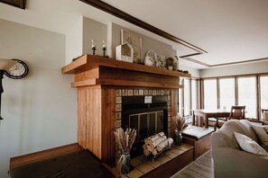 Smart-tv, dvd-spelare, böcker och ett filmbibliotek