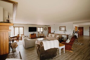 Smart-TV, DVD-spiller, bøker og filmbibliotek