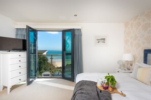 2 bedrooms, iron/ironing board, Internet, bed sheets - 3 Porthminster Mews -  an apartment that sleeps 4 guests  in 2 bedrooms (St Ives)