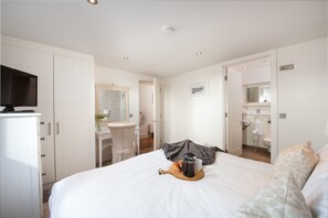2 bedrooms, iron/ironing board, Internet, bed sheets