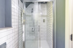 Dusch, hårtork och handdukar