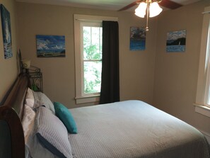 2 bedrooms, desk, iron/ironing board, WiFi