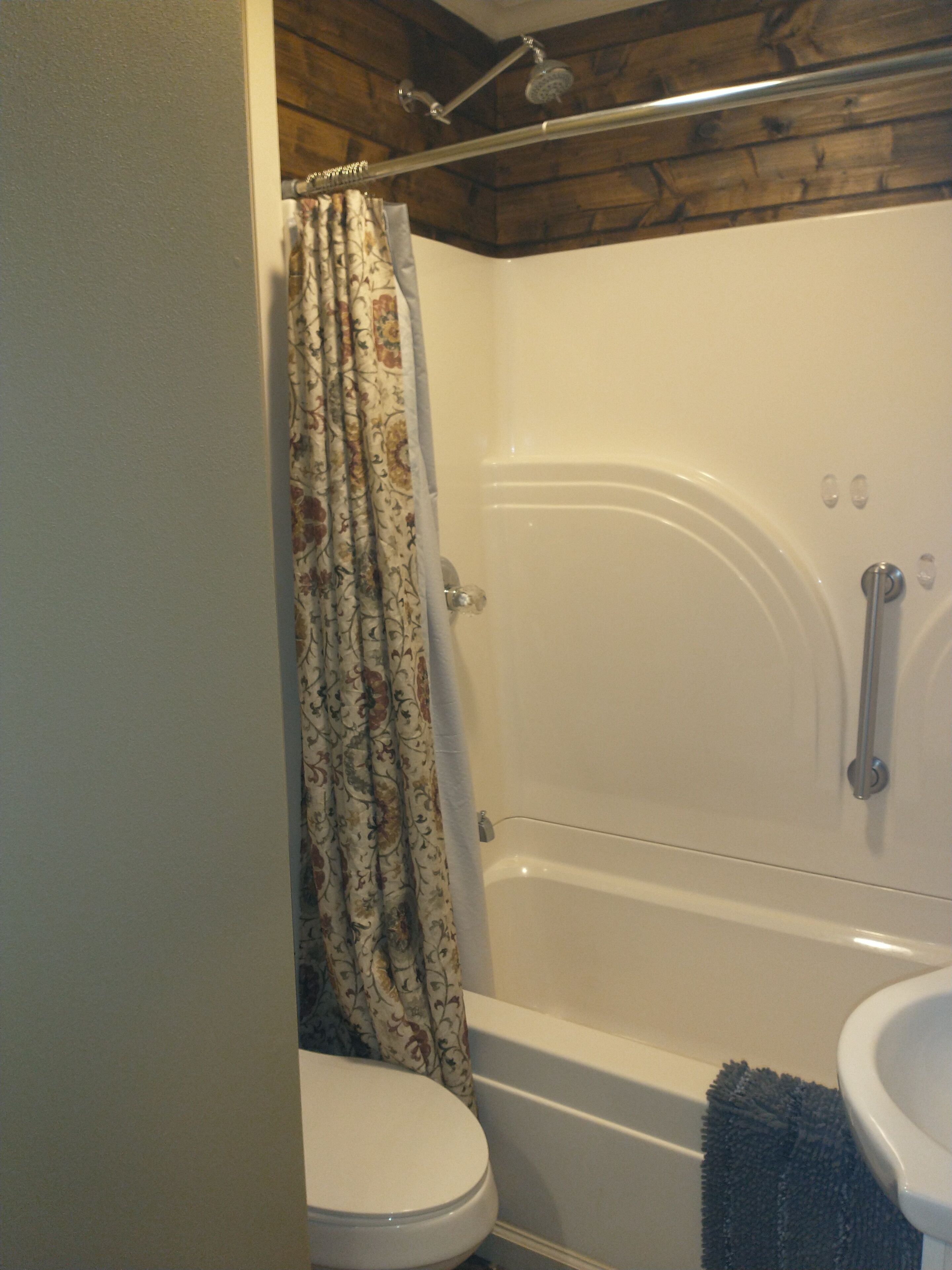 Ensemble douche/baignoire, sèche-cheveux, serviettes fournies, savon