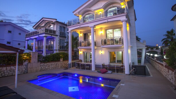 A two-story house with a swimming pool, balconies, and a covered patio area. - 4 Ensuite Bedrooms Private Heated Outdoor Pool (Mugla)