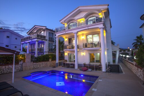 4 Ensuite Bedrooms Private Heated Outdoor Pool