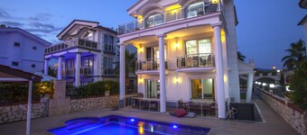 4 Ensuite Bedrooms Private Heated Outdoor Pool