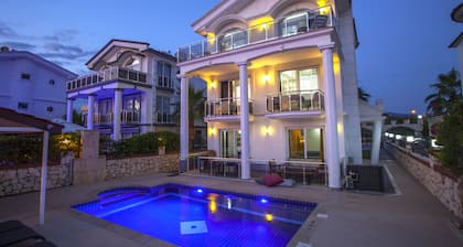 4 Ensuite Bedrooms Private Heated Outdoor Pool