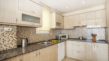 Geladeira, micro-ondas, fogão, cooktop