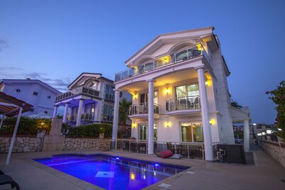 4 Ensuite Bedrooms Private Heated Outdoor Pool