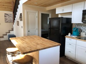 Réfrigérateur, micro-ondes, plaque de cuisson, lave-vaisselle