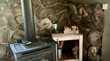 Douche, sĂšche-cheveux, serviettes fournies, savon