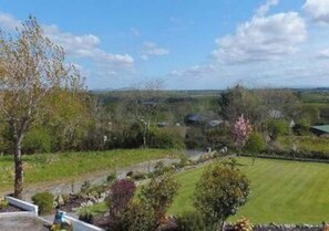 Property grounds - The Apartment 1BR Ensuite & Kitchenette (Dysert O'Dea, Corofin)