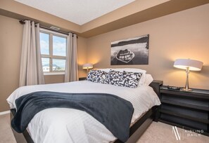 2 soverom, sengetøy av topp kvalitet, skrivebord og strykejern/-brett