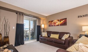 Smart TV, video games, books - Classy Comfort | Outdoor Pool/Hot Tub | PS3 | Gym (Invermere)