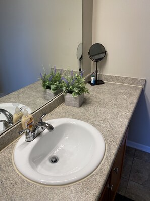 Combined shower/tub, hair dryer, towels - ⭐️ Cozy 2bdrm rental, minutes from interstate. (West Chester)