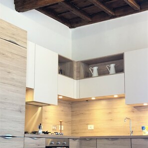Frigorifero, forno, piano cottura, lavastoviglie