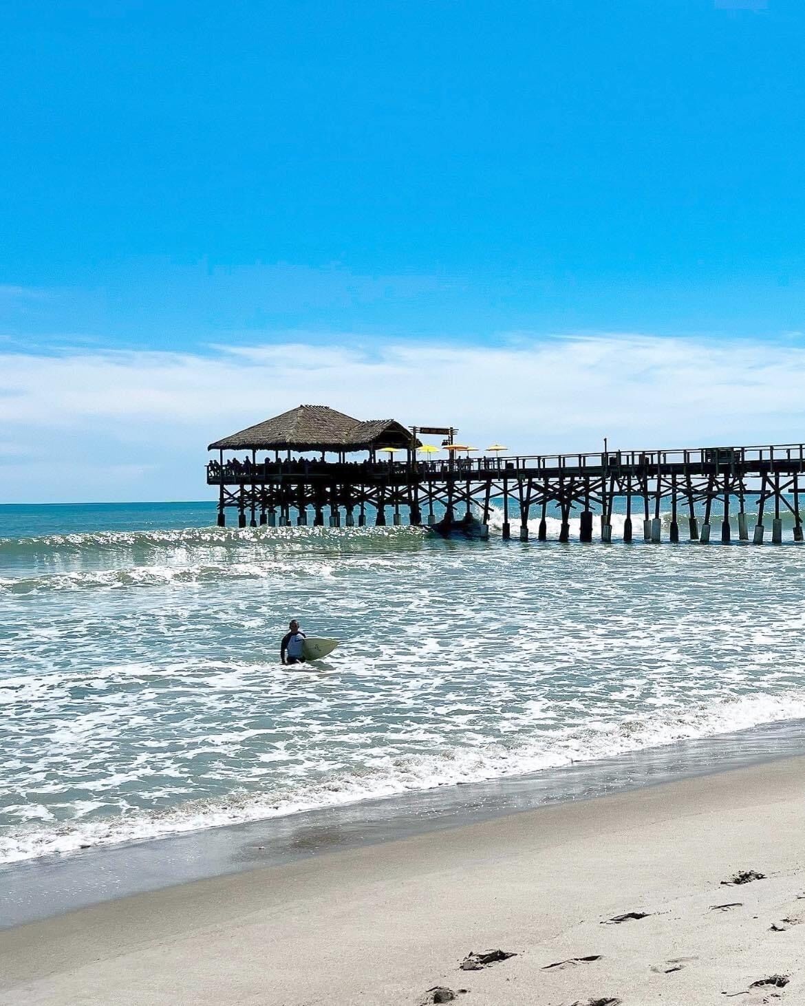 Nær stranden, solsenger og strandhåndklær