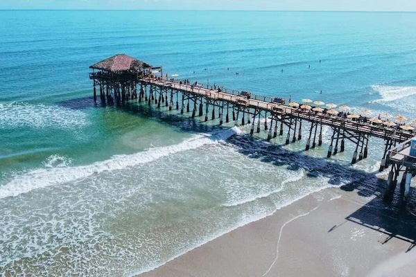 Perto da praia, espreguiçadeiras, toalhas de praia