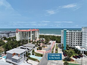 Een resort met een zwembad, uitzicht op het strand en slechts 1 minuut lopen naar het strand.