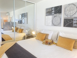 1 chambre, coffre-fort, fer et planche à repasser